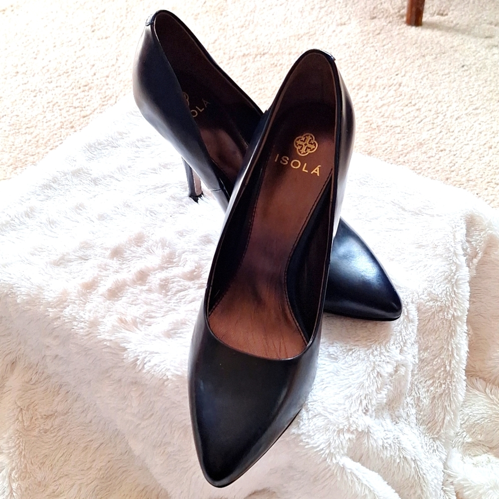 NWT WOMEN’S ISOLA CLASSIC BLACK LEATHER PUMP, 7.5, SOME SCUFFING